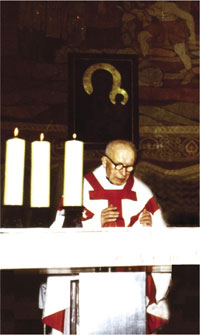 Ks. Michał Sopoćko przy ołtarzu